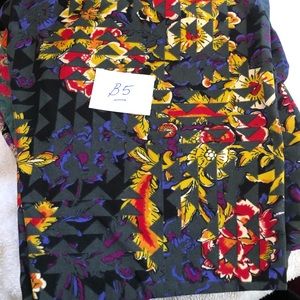 One pair of LuLaRoe leggings, size tall and curvy